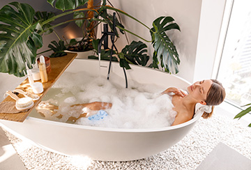 Mulher relaxando no spa